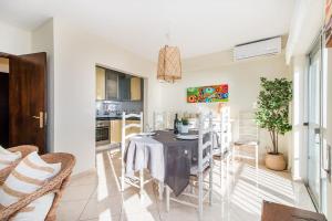 Una cocina y un comedor con mesa y sillas. en Sea Side Apartment by SIDE VILLAS, en Armação de Pêra 28 fotos más