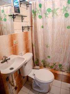 uma casa de banho com um WC e um lavatório em Las villas de Yoly em Playas