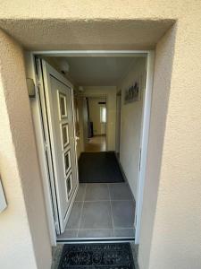 un pasillo con una puerta que da a un pasillo con un pasillo con un pasillo en Haus am gelben Berg en Dittenheim