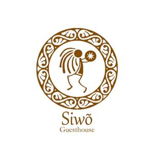 Siwõ Art Guesthouse في Ocotal: شعار لعبور سيكو مع وجود امرأة في دائرة