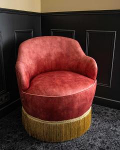 une chaise rouge assise dans une pièce dans l'établissement Maison Bayard, à Montpellier
