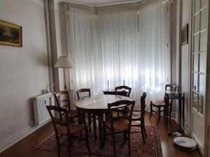 a dining room with a table and chairs at Spacieux 80 m2 Cœur de Vichy proche des Thermes in Vichy