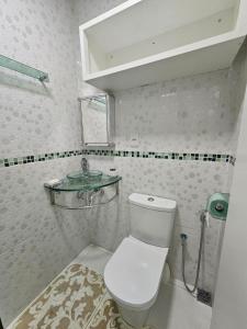 ボア・ヴィスタにあるApto novo, mobiliado e acocheganteのバスルーム(トイレ、洗面台付)