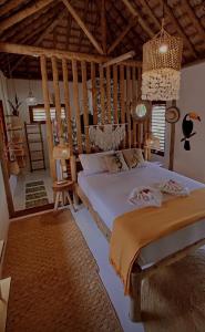 ein Schlafzimmer mit einem Bett und einer Holzdecke in der Unterkunft Casa Mandala - Pousada Icaraí Kite Village in Icaraí