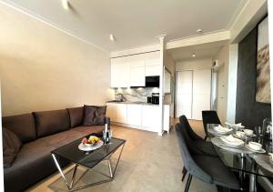 Η κουζίνα ή μικρή κουζίνα στο Royal Suite, 50 meters to Beach, 10th Floor, Panoramic View, Parking, Active & Spa