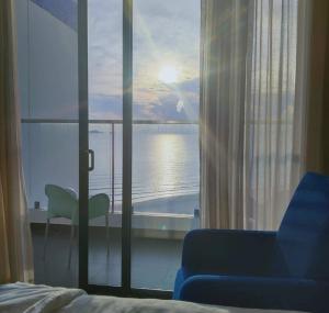 um quarto com vista para o mar a partir de uma janela em Seaview Cam Ranh Beach Resort Nha Trang Near The Airport Best Location em Cam Ranh