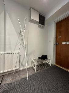 een kamer met een windmolen, een tafel en een deur bij City Apartment Haapaniemenkatu in Kuopio