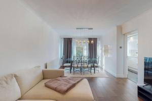un salon avec un canapé et une table dans l'établissement Spacious 2 Bed Apartment with Free Parking in Ealing, à Ealing