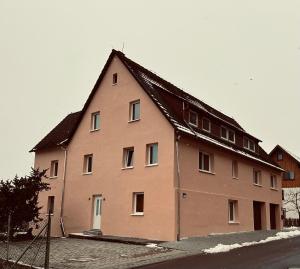 un gran edificio marrón con techo negro en Große und helle 3 Zi Wohnung in Loßburg, Schwarzwald, en Loßburg