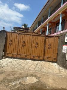 una puerta de madera frente a un edificio en STONE CASTLE HOTEL, en Freetown