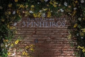 a brick wall with a sign that reads recentacienda primitives at Resort Fazenda 3 Pinheiros in Engenheiro Passos