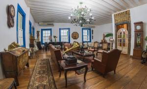 a living room filled with furniture and a chandelier at Resort Fazenda 3 Pinheiros in Engenheiro Passos