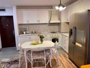 Кухня или кухненски бокс в Stylish Magenta Apartment - terrace & free parking