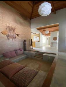 ein Wohnzimmer mit einem Sofa und einem Kronleuchter in der Unterkunft Pousada da Chris in Maxaranguape