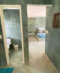 Pousada da Chris في Maxaranguape: غرفه فارغه مع مرحاض وغرفة نوم