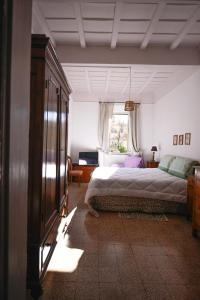 una camera con un grande letto e una finestra di Apartment Il Duomo a Poggio Mirteto