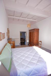 a bedroom with a large white bed in a room at Apartment Il Duomo in Poggio Mirteto