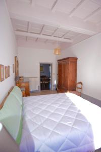 Poggio MirtetoにあるApartment Il Duomoのベッドルーム1室(白い大型ベッド1台付)