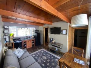 ein Wohnzimmer mit einem Sofa und einem Tisch in der Unterkunft Ponderosa Cabin in Hot Springs