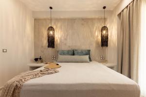 sypialnia z dużym łóżkiem z dwoma światłami w obiekcie Villa Finest -Seaside Villa with private swimming pool- w mieście Mikri Vigla