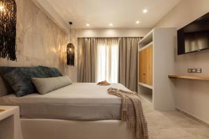 sypialnia z dużym łóżkiem w pokoju w obiekcie Villa Finest -Seaside Villa with private swimming pool- w mieście Mikri Vigla
