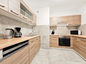 uma cozinha com armários de madeira e um lavatório em RAJ Living - 2 or 3 Room Apartments - 15 Min zur Messe DUS & 10 Min Old Town DUS em Dusseldorf