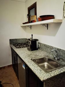 eine Küche mit einer Spüle und einer Arbeitsplatte in der Unterkunft Riad Naya in Marrakesch