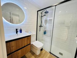 ein Bad mit einem WC, einem Waschbecken und einer Dusche in der Unterkunft Luminoso ático con terraza in Santander