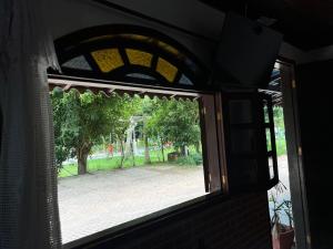 a window with a view of a courtyard from a building at Pesque pague pousada do Carlinho in Pinheiral