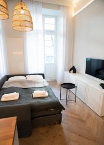 1 dormitorio con 1 cama con 2 toallas en Premium Apartment - Old Town Jana Pawła II en Wroclaw