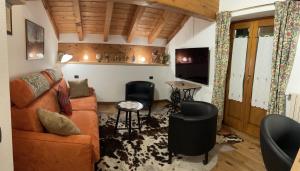 a living room with a couch and a table at Ginepro Casa Vacanze in Madesimo