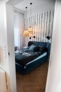 um quarto com uma cama azul num quarto em Premium Apartment - Old Town Jana Pawła II em Breslávia