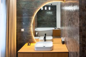 a bathroom with a sink and a bath tub at Wanderer Sighisoara in Sighişoara