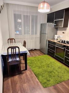 Уютная квартира Курмангазы 5 tesisinde mutfak veya mini mutfak