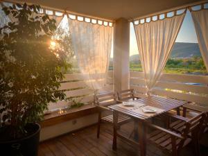 een tafel en stoelen op een balkon met uitzicht bij La Pecora Nera B&B in Budoni