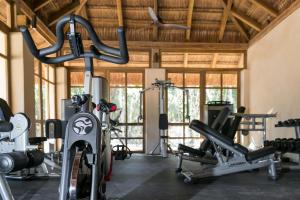 um ginásio com bicicletas e pesos num quarto em Lumina at LOSANTOS Tulum em Tulum