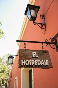 un panneau indiquant el hogeper suspendu à un bâtiment dans l'établissement El Hospedaje, à Cafayate