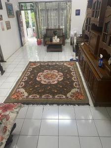 ein Wohnzimmer mit einem Teppich auf dem Boden in der Unterkunft Wijaya homestay in Subang