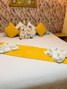 Una cama con toallas y almohadas. en Casa para Descanso, en Campos do Jordão