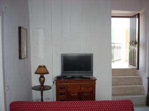 TV a/nebo společenská místnost v ubytování B&B La Taverna