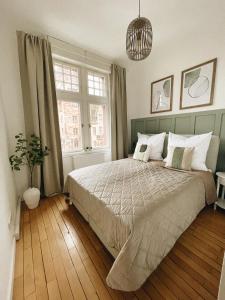 a bedroom with a large bed and a potted plant at Exklusives Apartment im Herzen Saarbrückens in Saarbrücken