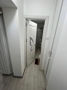 um corredor com uma porta que leva a uma casa de banho em Top House em Vaslui