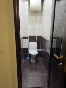 Bathroom sa Уютная квартира Курмангазы 5