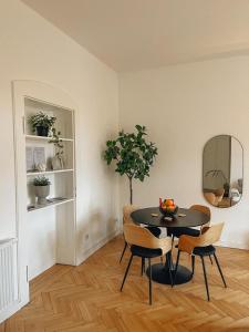 una sala da pranzo con tavolo, sedie e specchio di Exklusives Apartment im Herzen Saarbrückens a Saarbrücken