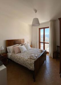 una camera da letto con un letto e una grande finestra di Nonna Felicia B&B a Muro Lucano