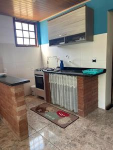 cocina con encimera y fogones en residencia bem viver, en Arraial do Cabo