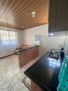 cocina con fregadero y encimera en residencia bem viver, en Arraial do Cabo