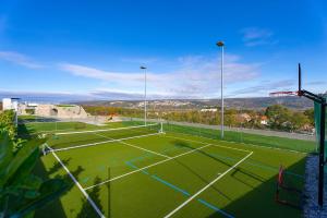 Tenis a/nebo squash v ubytování NEW! Luxury Villa Madre with 5 en-suite bedrooms, heated 72sqm Mineral pool, Whirlpool, outdoor Gym, Playground nebo okolí