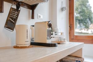 eine Kaffeemaschine auf der Theke in einer Küche in der Unterkunft Il Convento in Sansepolcro