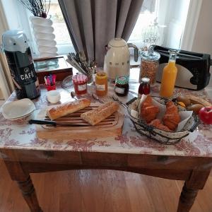 - une table avec du pain et d'autres aliments dans l'établissement Au beau séjour, 